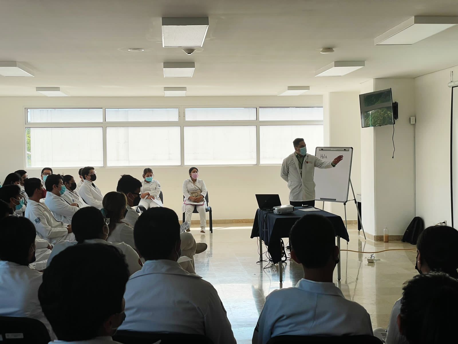 Sesión de capacitación con personal de salud asistente